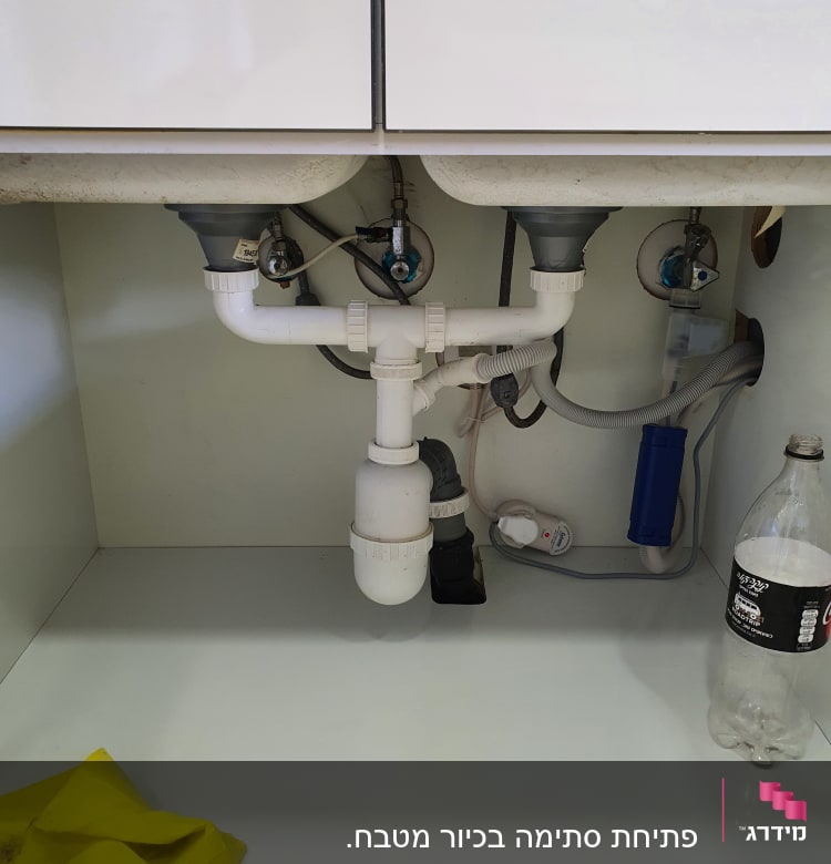 צנרת מתחת לכיור עם מחברים וברזים